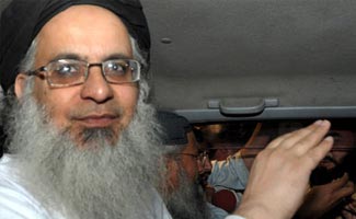 Qari Shakeel contacts Maulana Abdul Aziz
