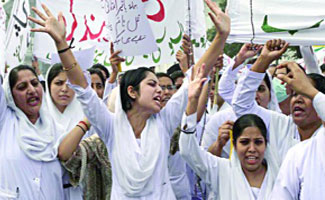Lahore: Ad hoc nurses sit-in enters 8th day