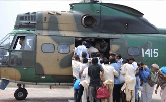 Pak Army distributes relief goods in Thar by helicopters
