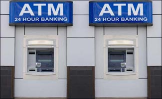 Karachi: Robbers attempt to run away with pulled out bank&acirc;&euro;&trade;s ATM machine