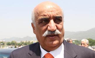 Khursheed calls for looking into closure of PIA offices