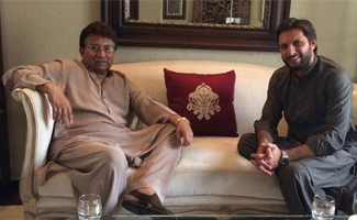 Shahid Arfidi pays a visit to former President Pervez Musharraf, inquires about health
