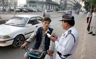 Karachi: Strict action announced against bikers without &acirc;&euro;&tilde;helmets&acirc;&euro;&trade;