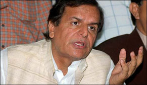 PTI legislators enjoying facilities despite submitting resignations: Hashmi