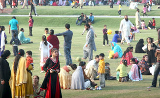 Peshawarites throng parks on third day of Eid