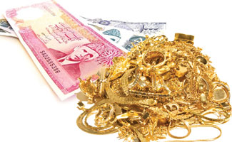 Thieves steal cash, gold ornaments from house