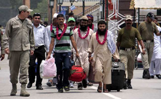 India releases four Pakistani prisoners