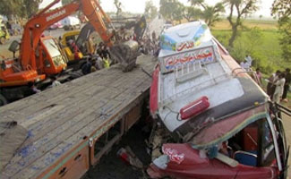 18 children among 59 killed in bus crash