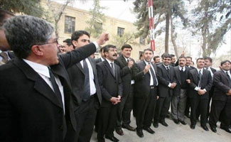 Lawyers boycott courts