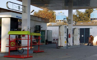 No petrol crisis in KP, action against selling of petrol in black started