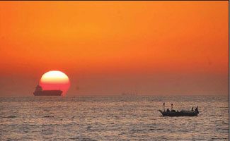 Hot, dry weather with hazy morning for Karachi