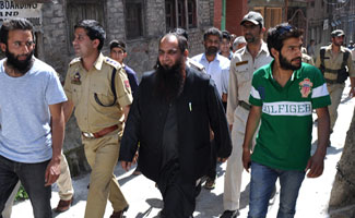 People force police to free Masarrat's aide after arrest in IOK