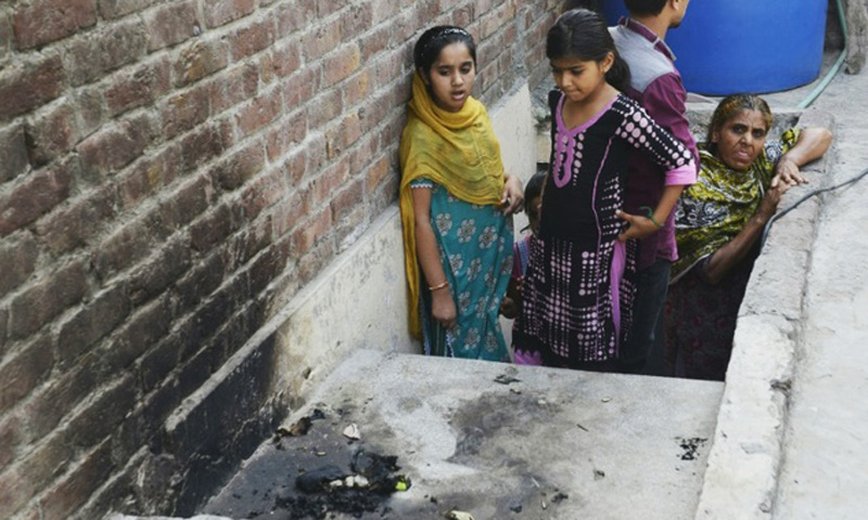 Mums comfort scared daughters after Pakistan 'honour killing'