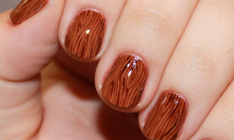 Bored of the same glittery nails? Try wood grain!