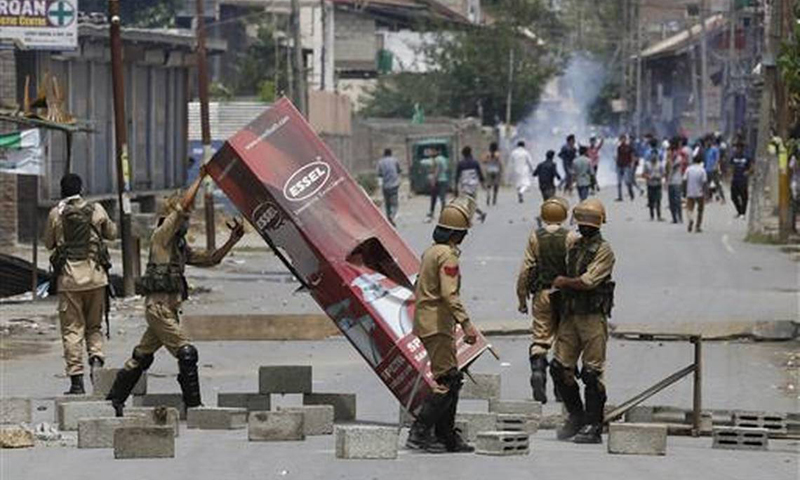 Indian troops, protesters clash in Kashmir despite lockdown