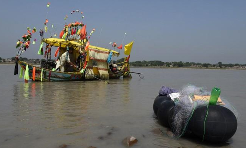 Zap fishing with generators, say Pakistani fishermen
