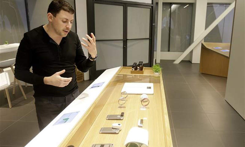New prescription: Doctor offices that look like Apple stores