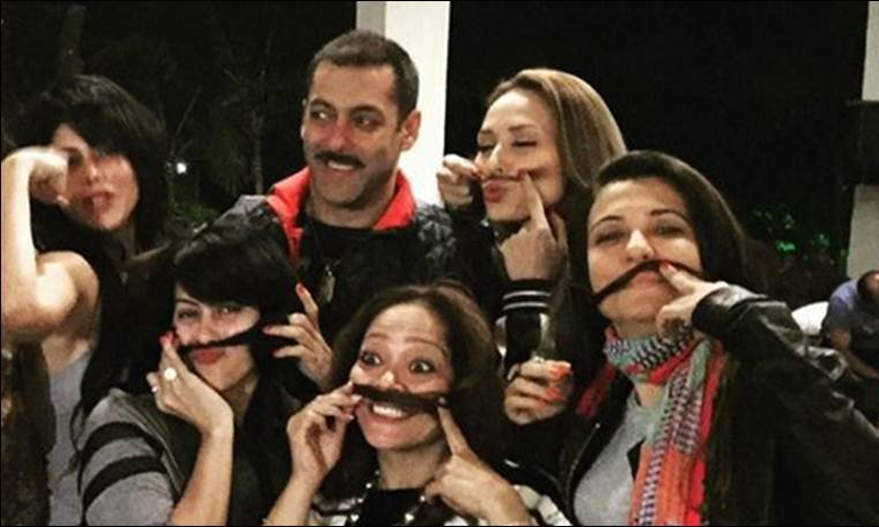 Iulia Vantur&acirc;&euro;&trade;s gives Salman Khan a special gift