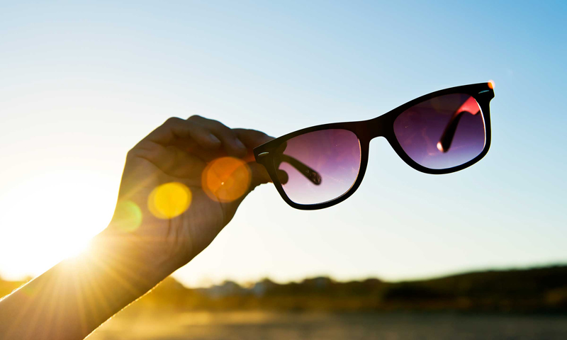 Prevention from eye allergies to wear sunglasses: Eye specialist