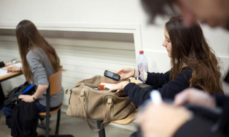 France ponders phone ban in schools