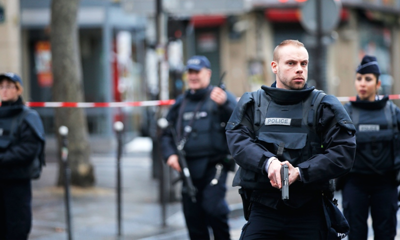 Knifeman attacks soldier in Paris subway, terrorism probe opened