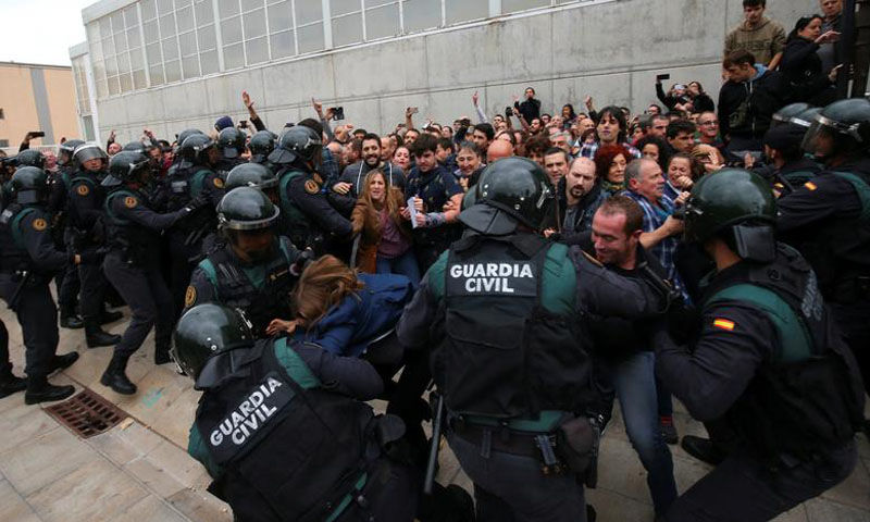 Thirty-eight injured in police charges in Catalonia, say emergency services