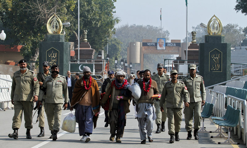 India hands over 13 Pakistani prisoners at Wahga border