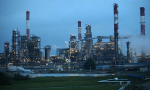 Oil rises to mid-2015 high in strongest year opening since 2014