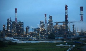 Oil dips on rising US fuel stocks, but overall market remains supported