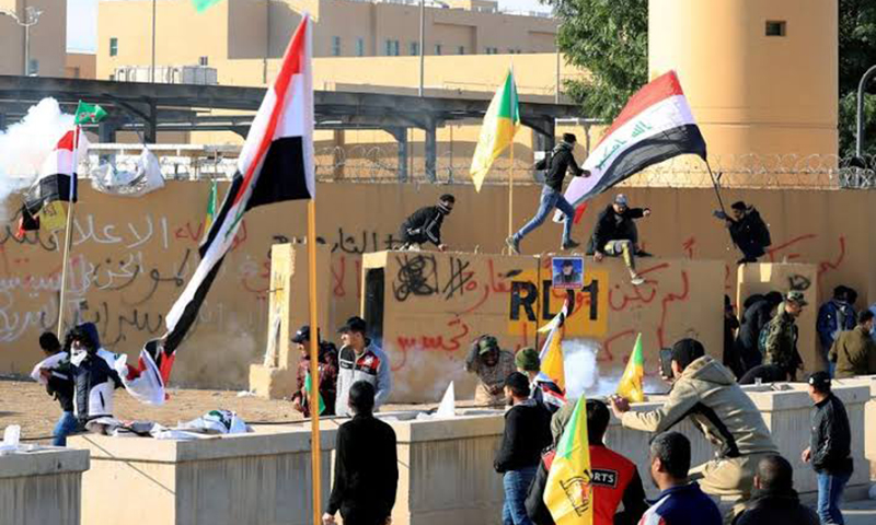 Rock-throwing Iraqi militias quit U.S. embassy after protests