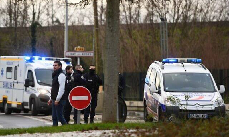 One killed in Paris stabbing, assailant shot dead