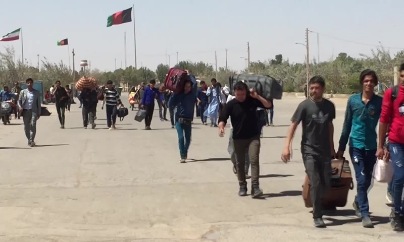 Thousands of Afghans return from Iran as virus hits economy