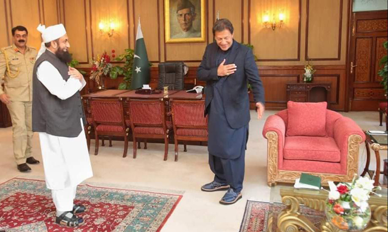 Maualana Tariq Jameel calls on PM Imran, enact 'social distancing'
