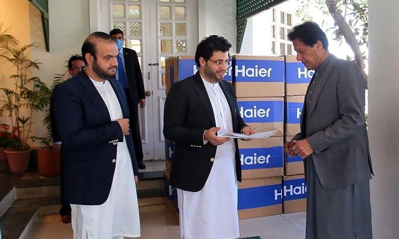 Peshawar Zalmay chief presents Rs10 million cheque, 200,000 masks to PM
