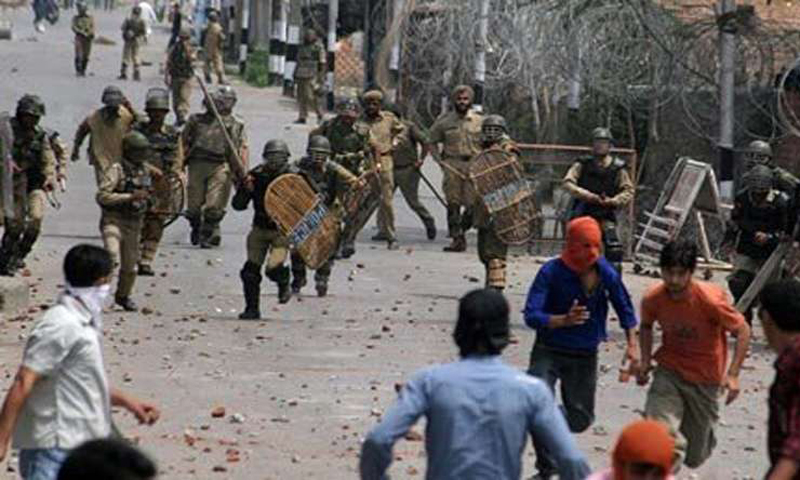 Scores injured in Indian troops&rsquo; action on protesters in IOK