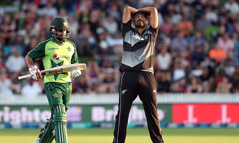 Hafeez stranded on 99 as Pakistan reach 163 for six