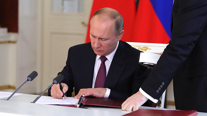 Putin signs legislation allowing ex-presidents become senators for life