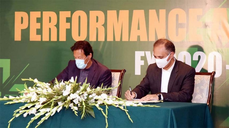 PM Imran inks a &lsquo;Performance Agreement of Ministries&rsquo; with his cabinet members