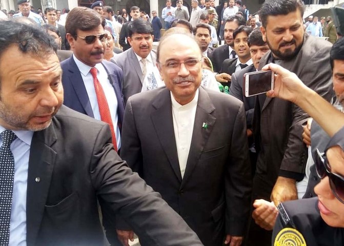 SC issues notice to NAB on Zardari&rsquo;s plea for transfer of graft cases