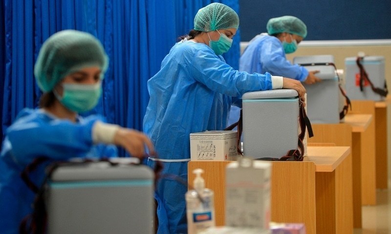 Health staff found vaccinating influential people in Karachi, officer suspended