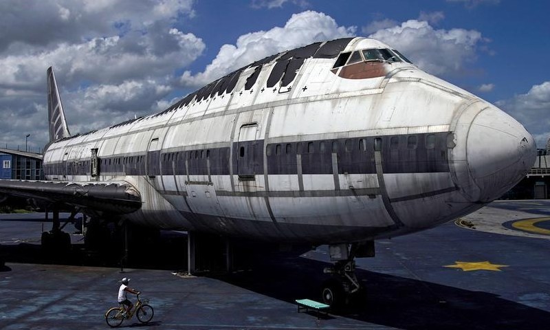 Boeing recommends airlines suspend use of some 777s after United incident