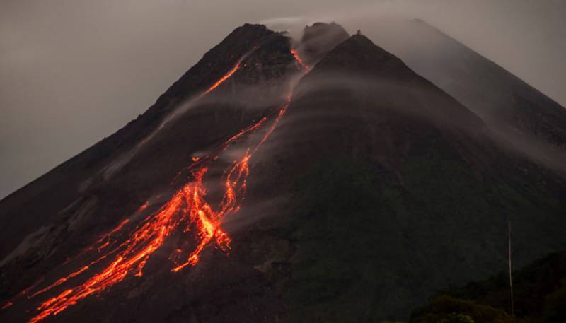 Indonesia volcano belches huge ash column