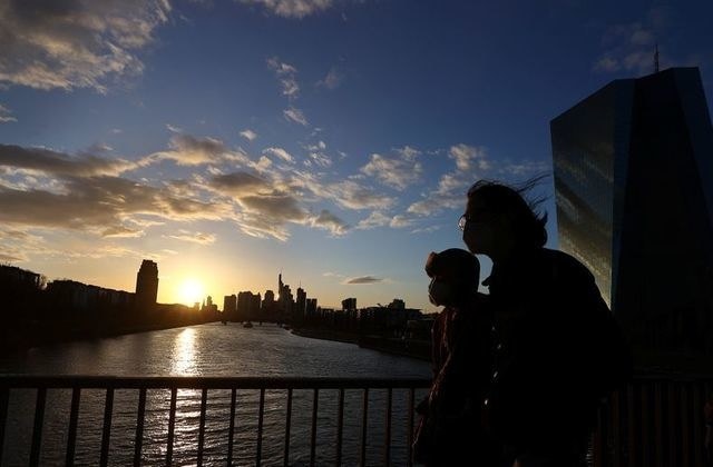 Merkel presses German states to get tough with COVID curbs