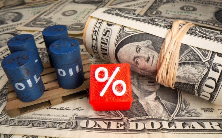 Oil prices rise on weaker dollar, likely drawdown in U.S. stocks