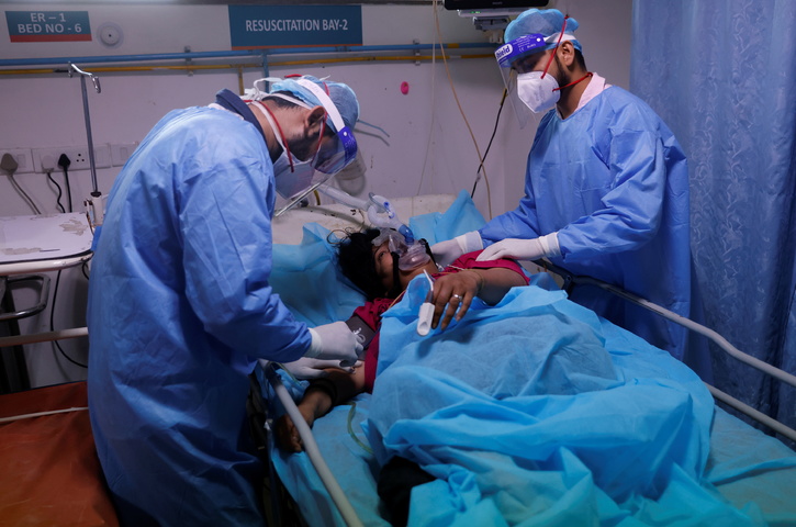 India's daily COVID-19 deaths near record