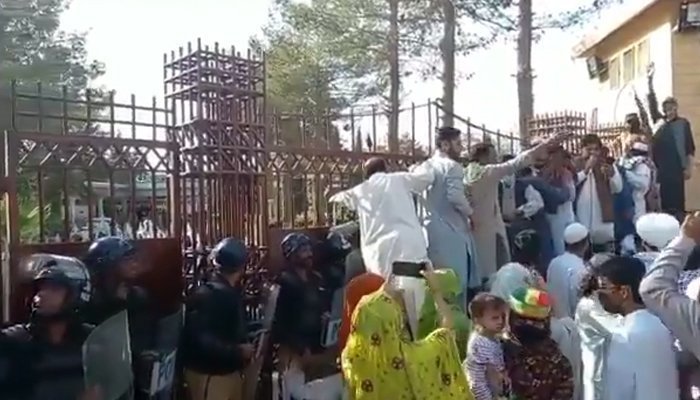 Opposition lawmakers, supporters clash with police outside Balochistan Assembly