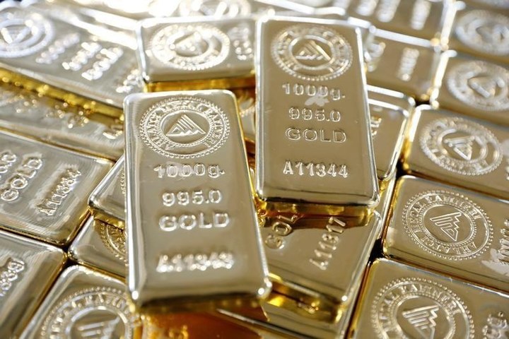 Gold prices gain on weaker bond yields, Fed minutes loom