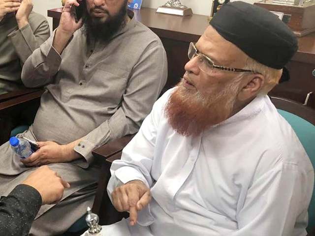 Mufti Taqi survives knife attack