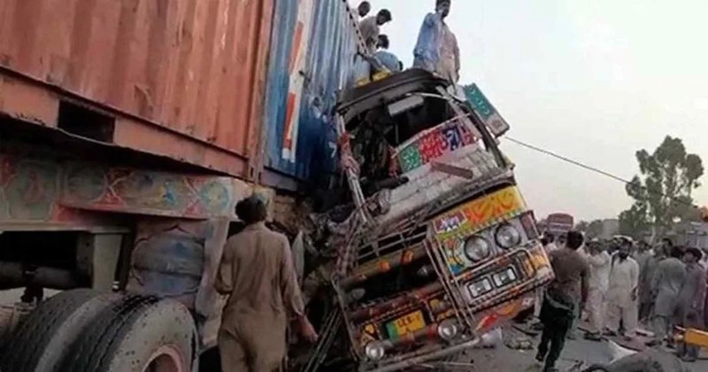 At least 34 dead, 48 injured in Dera Ghazi bus collision