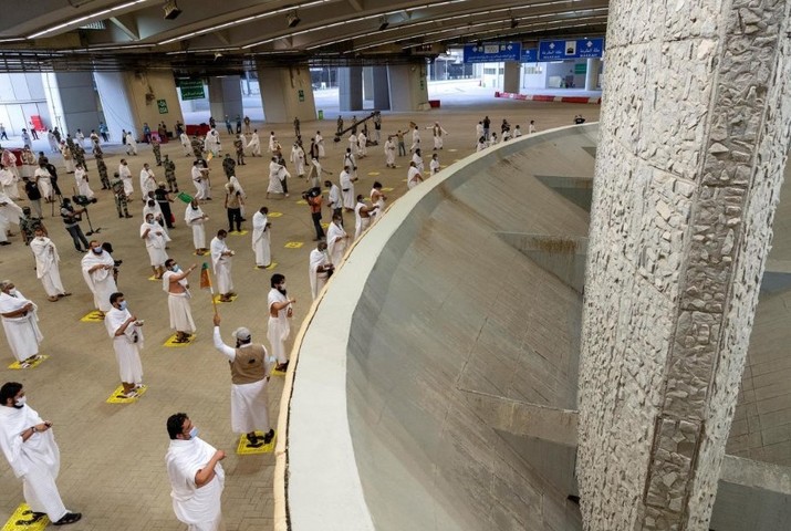 Pilgrims 'stone Satan' with sanitised pebbles in this year's hajj